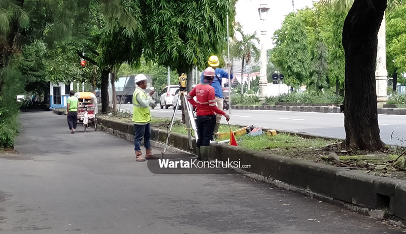 Petugas+sedang+melakukan+pengukuran+di+lokasi+fly+over+Purwosari