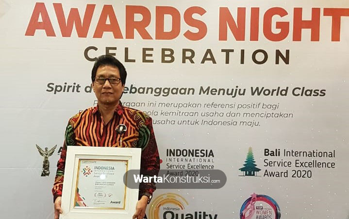 Direktur+PUDAM+Sleman+terima+service+excellence+award+2020