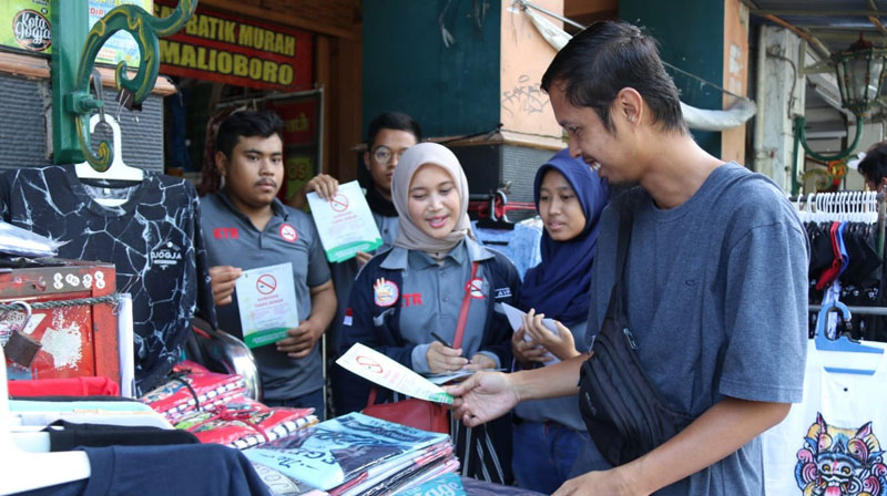 Generasi+milenial+Kota+Yogya+menyosialisasikan+Perda+KTR+di+kawasan+Malioboro