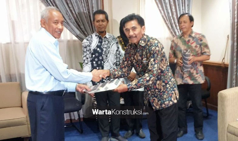 Taufk+B.Sc+bersalaman+dengan+Bupati+Sleman%2C+Sri+Purnomo