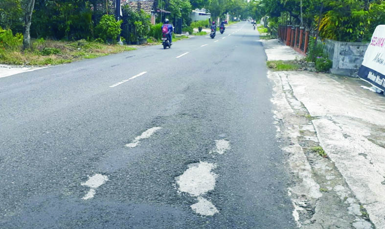 Atas+inisiatif+warga%2C+Jalan+rusak+dan+berlubang+di+sepanjang+Jalan+Palagan+Tentara+Pelajar++Km+11+hingga+Km+12+sebagian+ditambal+dengan+semen.+++