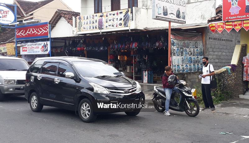 WK+bersama+anggota+forpi+membagikan+masker+kain+gratis+kepada+pengguna+jalan