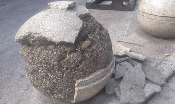 Bollard+bulat+di+kawasan+titik+nol+pecah