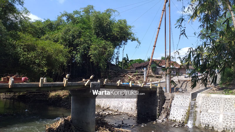Proses+pemasangan+tiang+pancang+proyek+Jembatan+Benyo