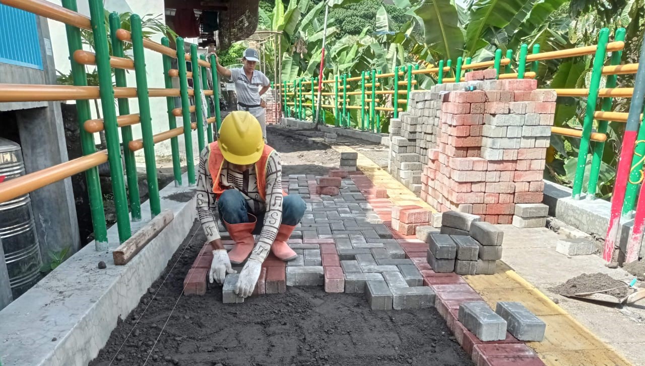 Pemasangan+paving+pada+jalan+inspeksi+di+proyek+penataan+bantaran+Code.+Foto%3A+dok+KCM