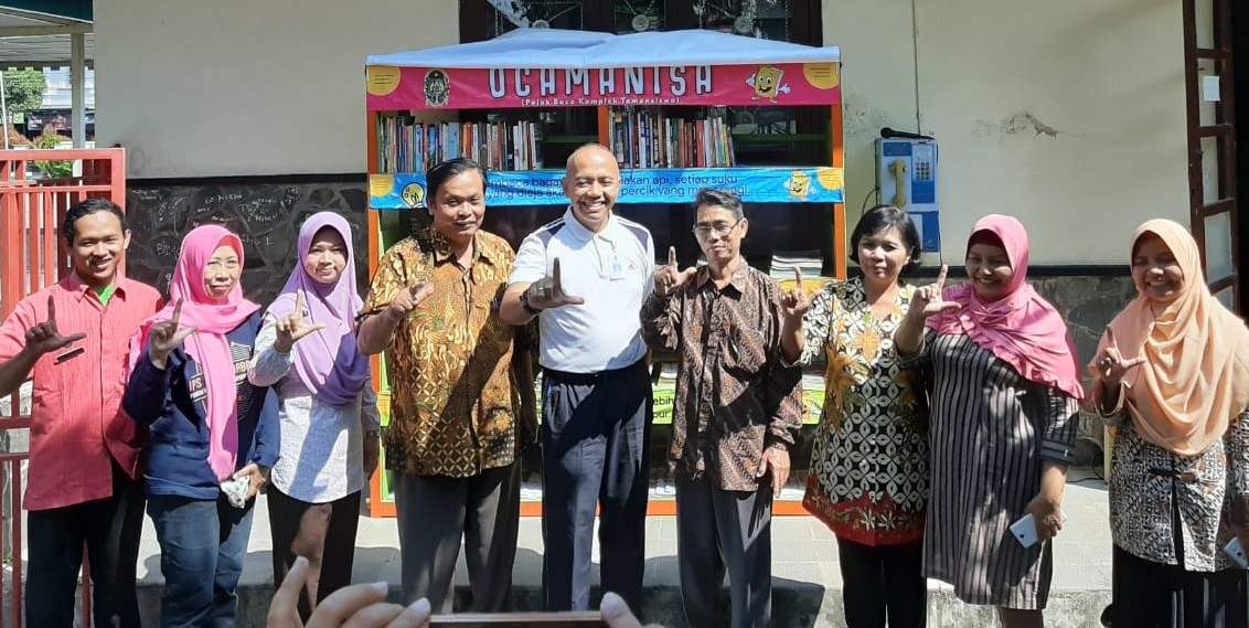 Kasis+Perpustakaan+dan+Civitas+Tamansiswa+berfoto+usai+peresmian+Ocamanisa