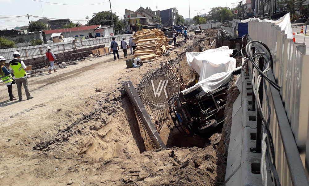 Truk+dan+jeep+terguling+ke+lubang+galian+underpass+Kentungan.+Foto%3A+Eko+Purwono