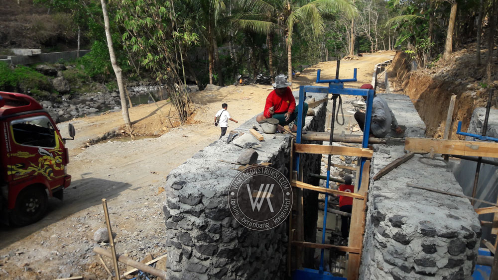 Pekerja+sedang+menggarap+saluran+irigasi+Kamal