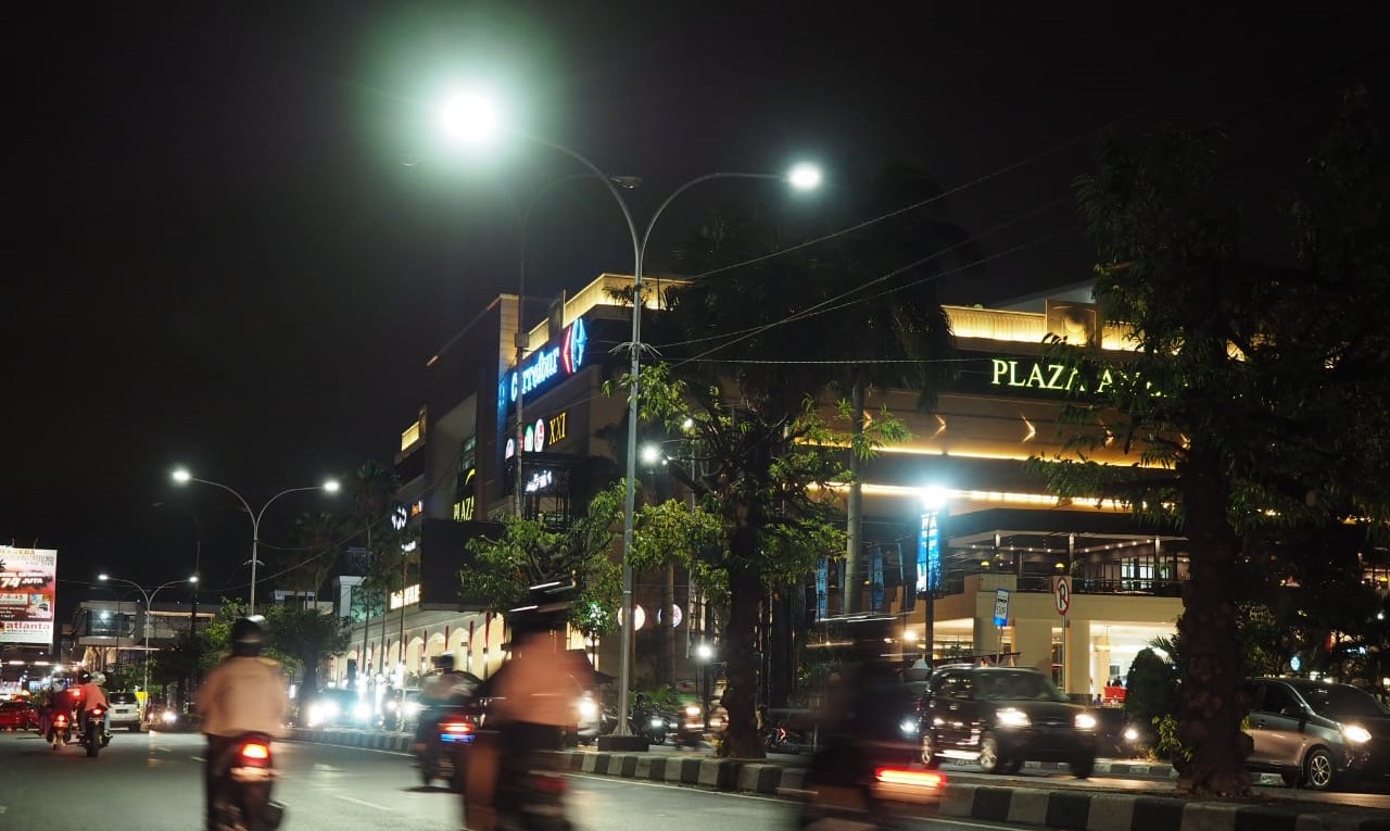 Jalan+di+depan+Amplaz+terang+benderang