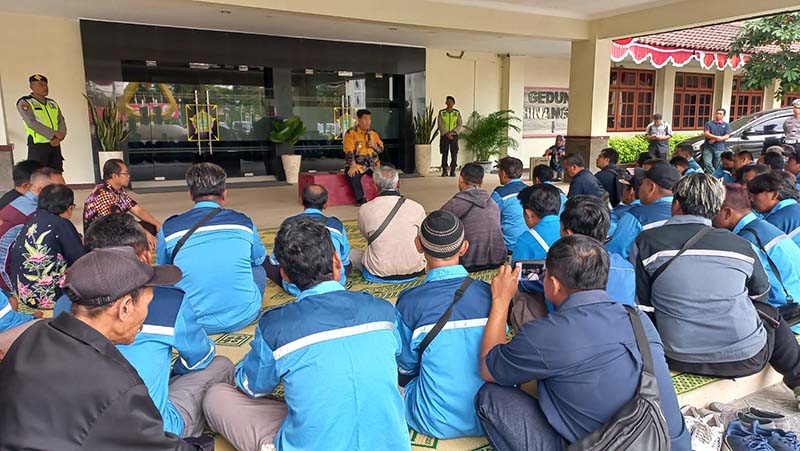 Karyawan+SAK+gruduk+Bupati+Kulon+Progo