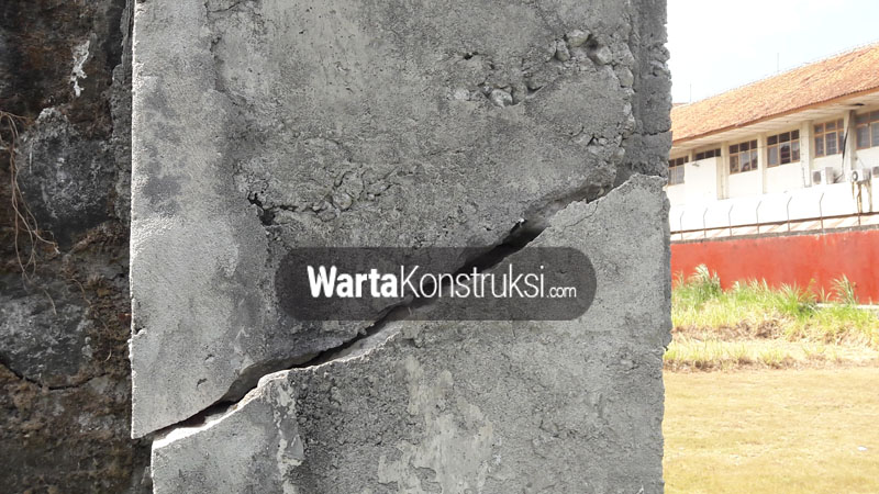 Bagian+gedung+TBK+retak