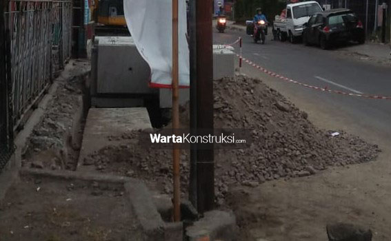 tiang+telkom+ganggu+drainase