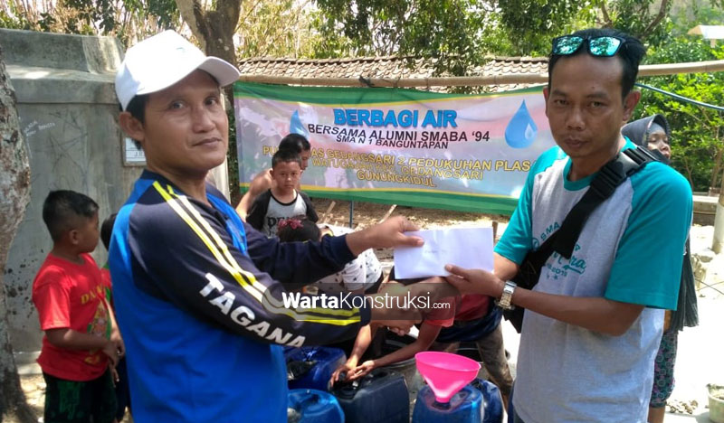 Alumni+94+SMA+N+1+Banguntapan+berbagi+air+bersih