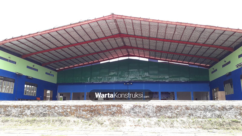 Bagian+barak+pengungsi+desa+Donokerto+yang+ambruk+segera+dibangun+kembali