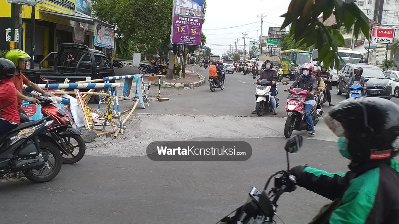 jalan+di+crossing+dekat+BPK+semrawut