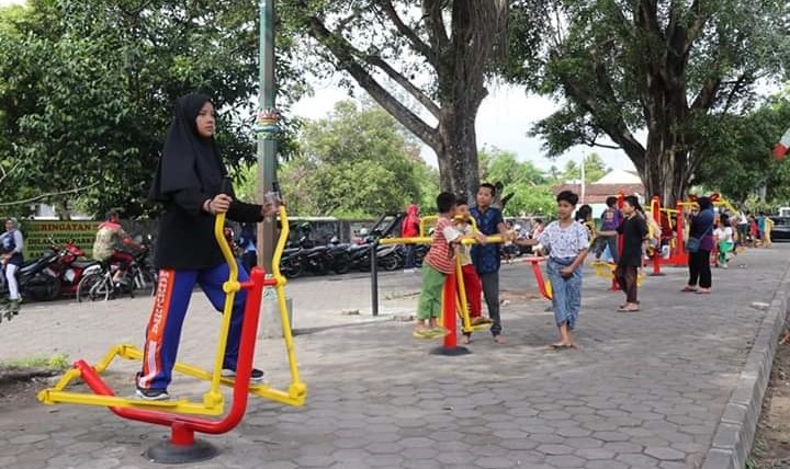 Fasilitas+fitness+outdoor+gratis+di+sisi+selatan+Lapangan+Karang+Kotagede