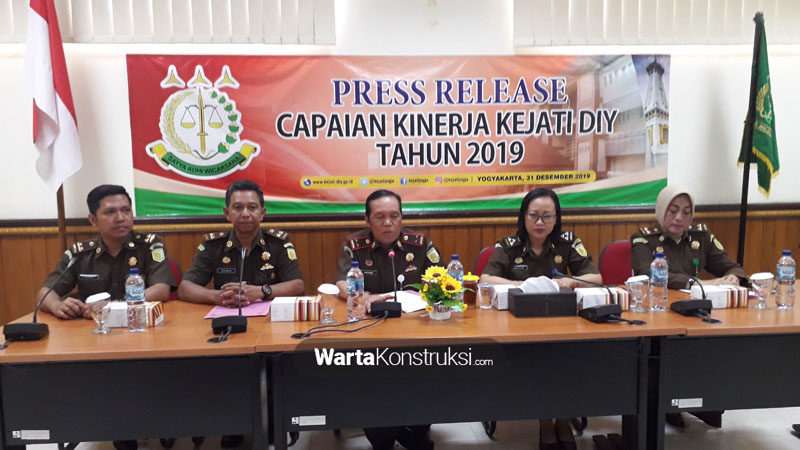 Kajati+DIY+didampingi+para+asisten+menyampaikan+rilis+capaian+akhir+tahun+2019